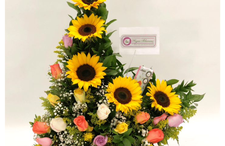 Arreglo floral de rosas de colores y girasoles