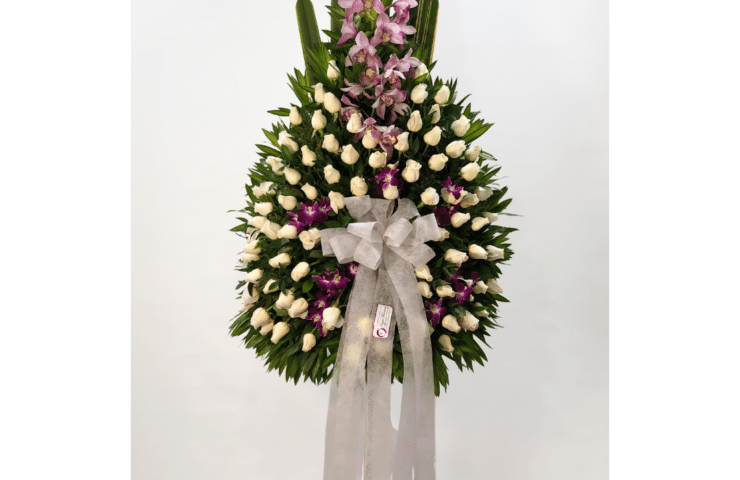 ramo funebre en orquídeas y rosas en pedestal
