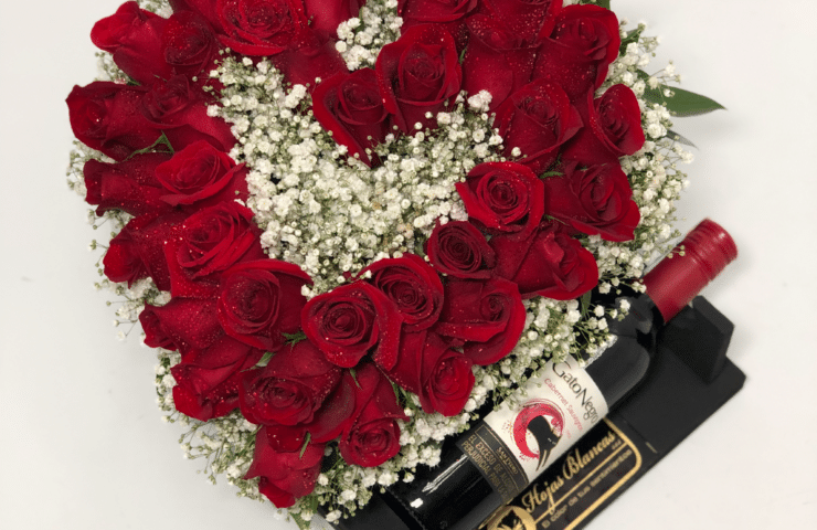 arreglo de rosas en forma de corazón con vino