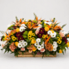 Arreglo floral estilo jardinera canasta primaveral. para usar en ceremonia u otro evento especial