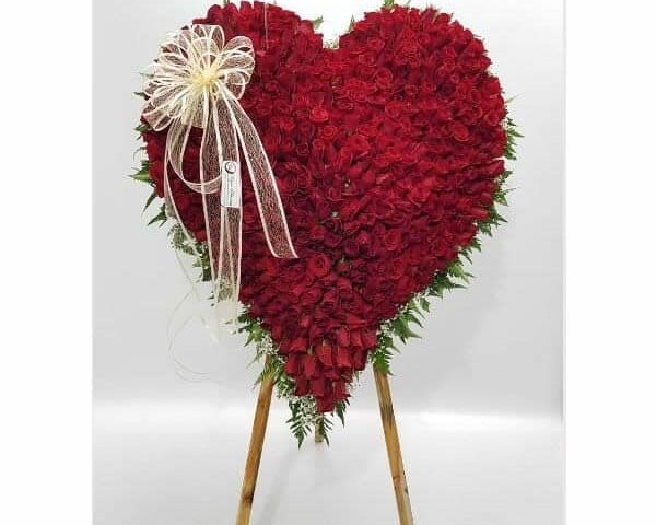 Ramo gigante de corazón en rosas. Floristería en Antioquia.