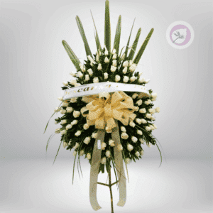 Corona funebre de rosas blancas en pedestal  para expresar condolencias y honrar la memoria de ese ser que ya se fué