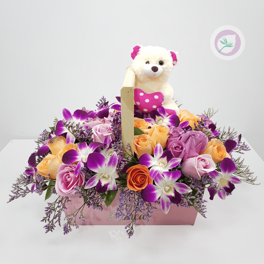 Canastas florales elegantes y frescas en Floristería Hojas Blancas. Diseños únicos para cumpleaños, aniversarios y condolencias, con envío GRATIS en Medellín y Oriente Antioqueño.