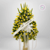 Corona funebre de rosas amarillas en pedestal  para expresar condolencias y honrar la memoria de ese ser que ya se fué - Floristería en Medellin y Rionegro. Tenemos cobertura en Laureles, Poblado, Bello, Envigado, entre otros municipios del área metropolitana y oriente antioqueño. Este ramo de flores es ideal para una misa exequial o velorio, compuesto con hermosas rosas blancas y orquídeas! además. Resulta una excelente opción para enviar tu solidaridad en momentos de duelo!