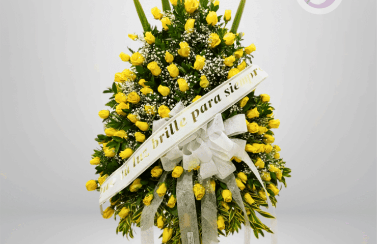 Corona funebre de rosas amarillas en pedestal  para expresar condolencias y honrar la memoria de ese ser que ya se fué - Floristería en Medellin y Rionegro. Tenemos cobertura en Laureles, Poblado, Bello, Envigado, entre otros municipios del área metropolitana y oriente antioqueño. Este ramo de flores es ideal para una misa exequial o velorio, compuesto con hermosas rosas blancas y orquídeas! además. Resulta una excelente opción para enviar tu solidaridad en momentos de duelo!