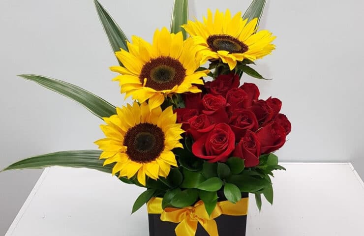 Ramo de girasoles y rosas para San Valentín u otra ocasión especial.