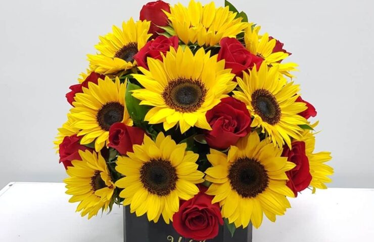 Arreglo de rosas rojas y girasoles