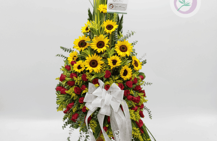 Corona para honra funebre  expresa condolencias y homenajear la memoria de ese ser que ya se fué - Floristería en Medellin y Rionegro. Tenemos cobertura en Laureles, Poblado, Bello, Envigado, entre otros municipios del área metropolitana y oriente antioqueño. Este ramo de flores es ideal para una misa exequial o velorio, compuesto con hermosas rosas blancas y orquídeas! además. Resulta una excelente opción para enviar tu solidaridad en momentos de duelo!