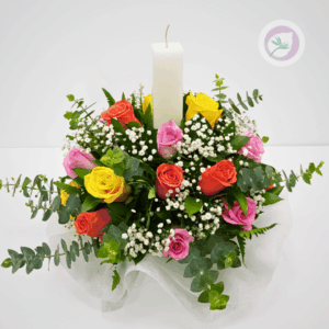 El detalle floral para Condolencias es una opción excepcionalmente respetuosa y accesible para expresar tu pésame. Este hermoso centro de mesa floral, con su vela central y vibrantes rosas de colores (amarillo, naranja y rosa) rodeadas de follaje, simboliza la luz y la memoria. Es el arreglo ideal para colocar en un velorio, mesa de homenaje o ceremonia exequial, permitiéndote ofrecer tu solidaridad de manera accesible. Además, el envío es GRATIS en Medellín, el Área Metropolitana y el Oriente Antioqueño. Si lo prefieres, puedes recoger tu pedido de inmediato en nuestras tiendas físicas de Laureles (Medellín) y Rionegro.