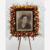 Corona de rosas variadas con foto  para expresar condolencias – Ramo de flores para funeral. 