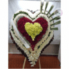 Corona funebre de corazun en caballete para expresar condolencias y honrar la memoria de ese ser que ya se fué - Floristería en Medellin y Rionegro. Tenemos cobertura en Laureles, Poblado, Bello, Envigado, entre otros municipios del área metropolitana y oriente antioqueño. Este ramo de flores es ideal para una misa exequial o velorio, compuesto con hermosas rosas blancas y orquídeas! además. Resulta una excelente opción para enviar tu solidaridad en momentos de duelo!