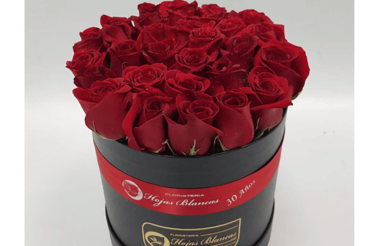 Caja de rosas rojas para cumpleaños. Floristeria Hojas Blancas