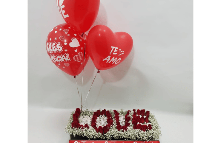 Caja de rosas y globos para regalar