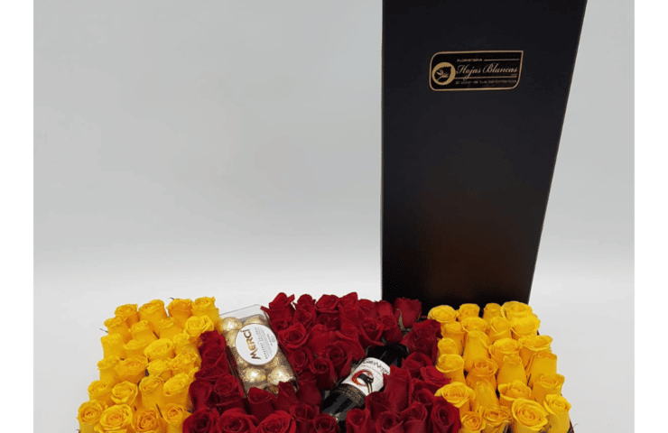 Arreglo en caja de rosas con vino y chocolates