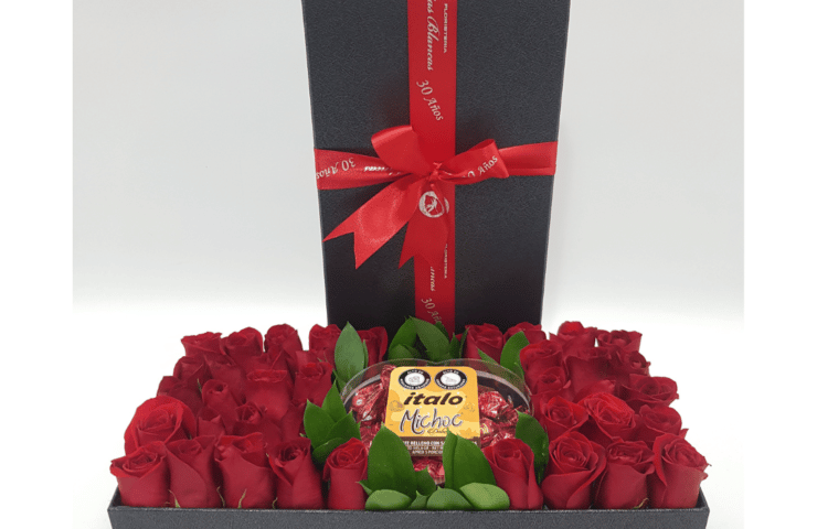 caja de rosas rojas con chocolates. Floristería en Antioquia