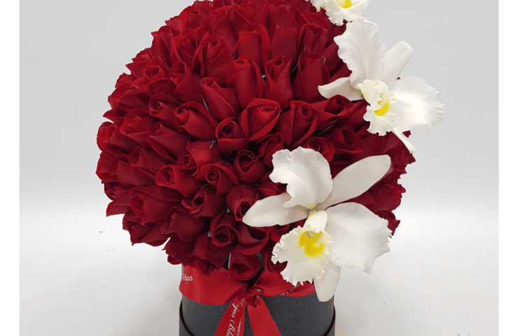 Arreglo de rosas rojas y orquídeas.