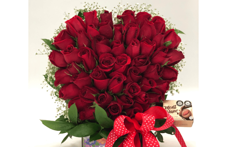 ramo de flores y chocolates para amor y amistad
