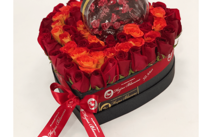 Ramo de rosas en caja de corazón con chocolates