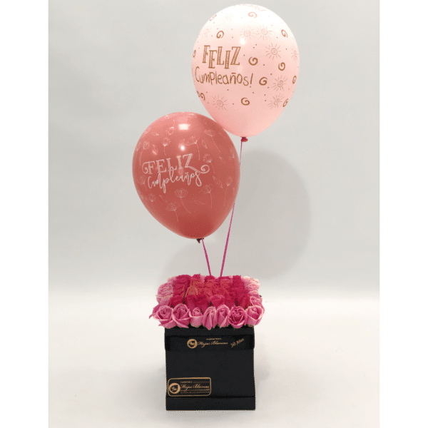 caja de rosas rosadas y globos