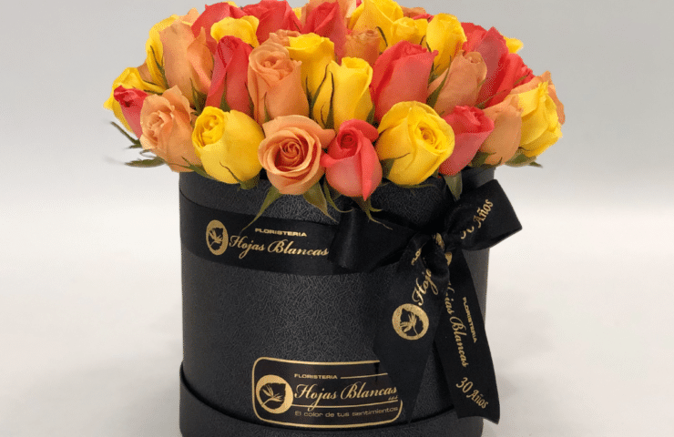 Caja de rosas amarillas y naranjas
