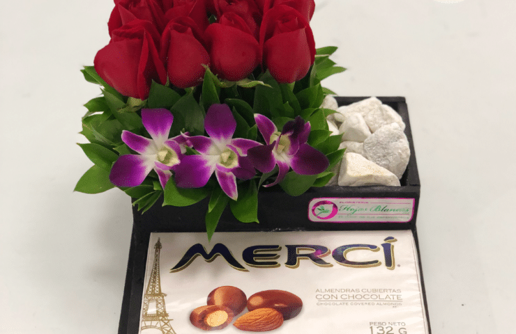 Arreglo de rosas rojas y chocolates