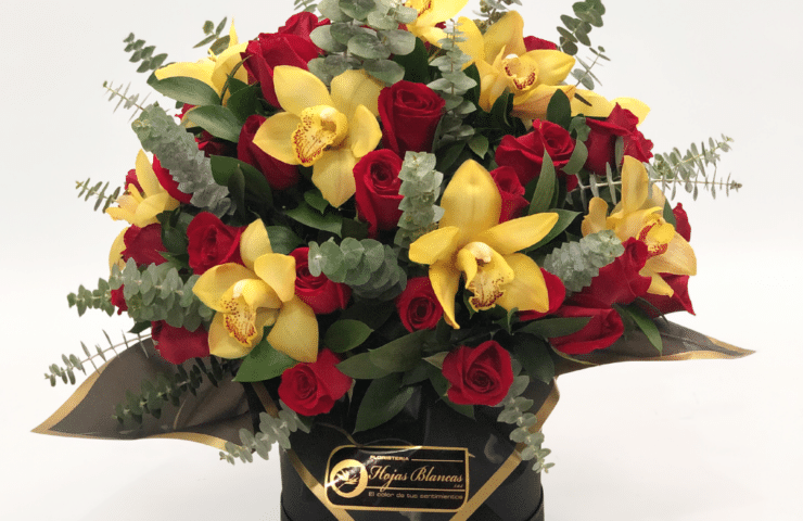 arreglo floral en caja con orquideas y rosas. Floristería Hojas Blancas