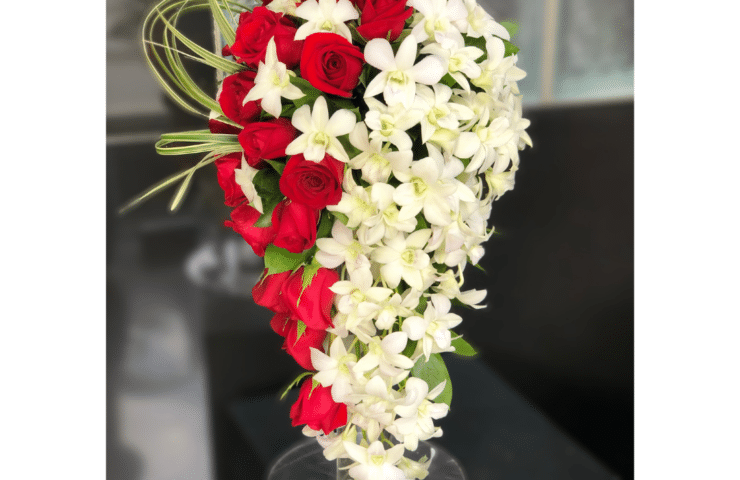 ramo de novia en rosas y orquídeas, diseño cascada