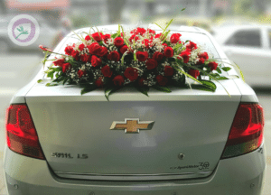decoración de carro y ramo de novia