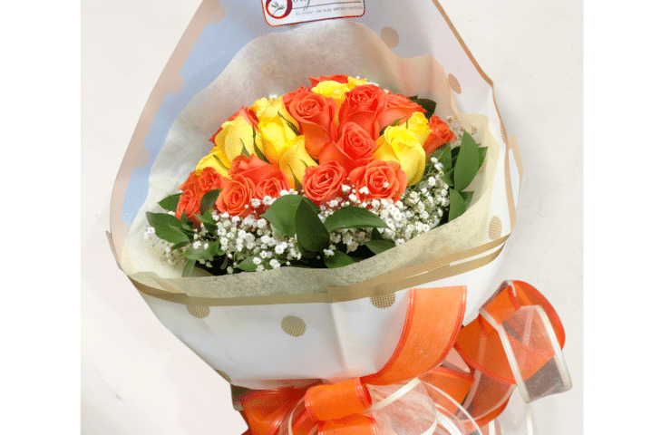Bouquet con rosas naranjas y amarillas