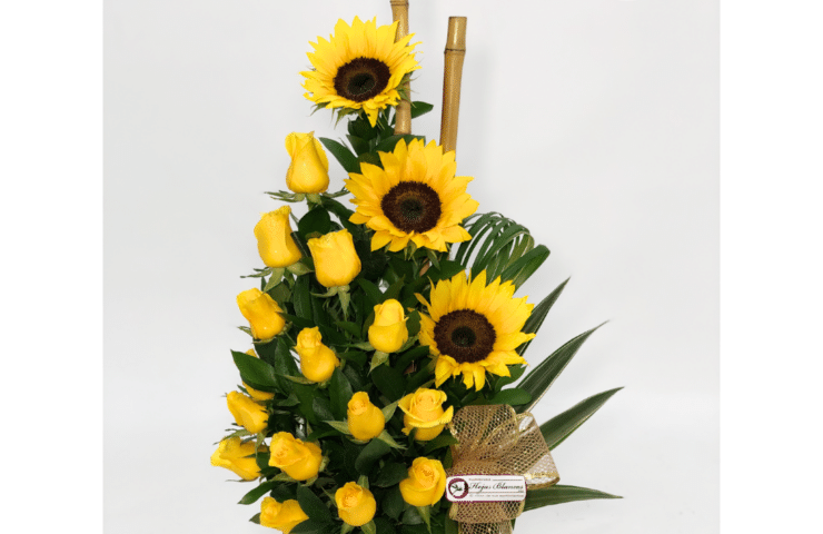 Abundante alegria Regala un hermoso arreglo de rosas amarillas y girasoles. 