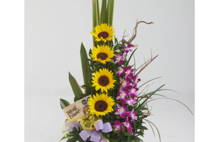 Arreglo de girasoles y orquideas