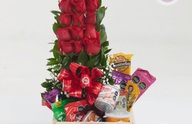 Ancheta de rosas rojas y snacks