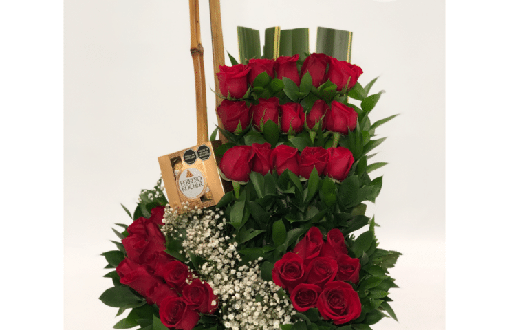 Arreglo de rosas rojas y chocolate