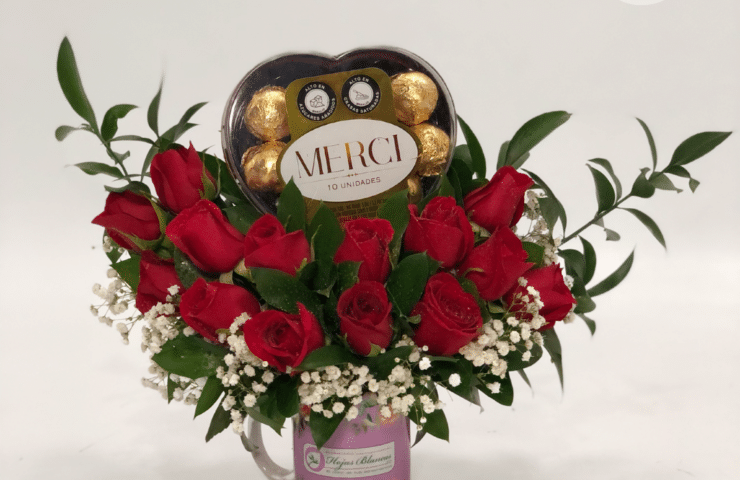 arreglo de rosas rojas con chocolate
