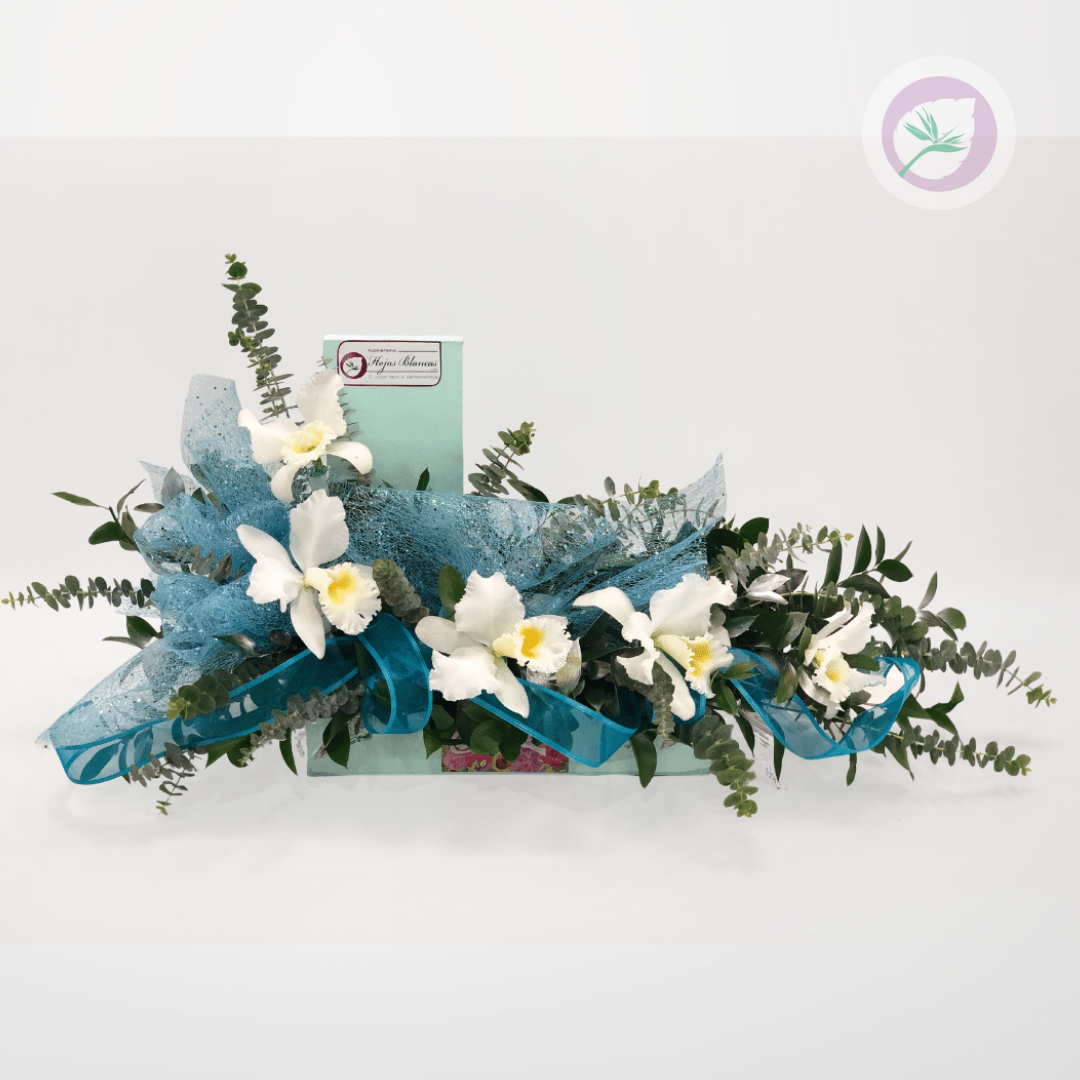 Regala un hermoso arreglo con flores de orquideas blancas para momentos especiales . Tenemos los arreglos hermosos para esa persona especial.