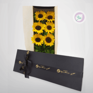 Regala una hermosa caja de lujo con girasoles elegantes, tenemos los arreglos hermosos para tu persona especial.