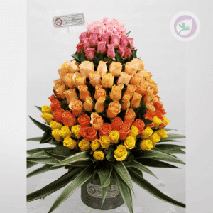 Regala un encantador arreglo de rosas en tonos calidos , lleno de color, elegancia y frescura.