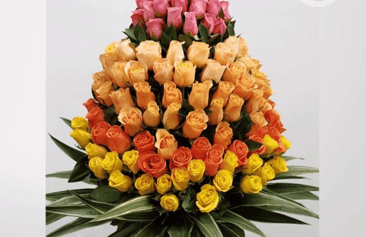 Regala un encantador arreglo de rosas en tonos calidos , lleno de color, elegancia y frescura.