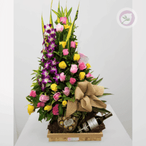 Celebra un cumpleaños especial con un arreglo de rosas de colores variados acompañado de una elegante botella de vino