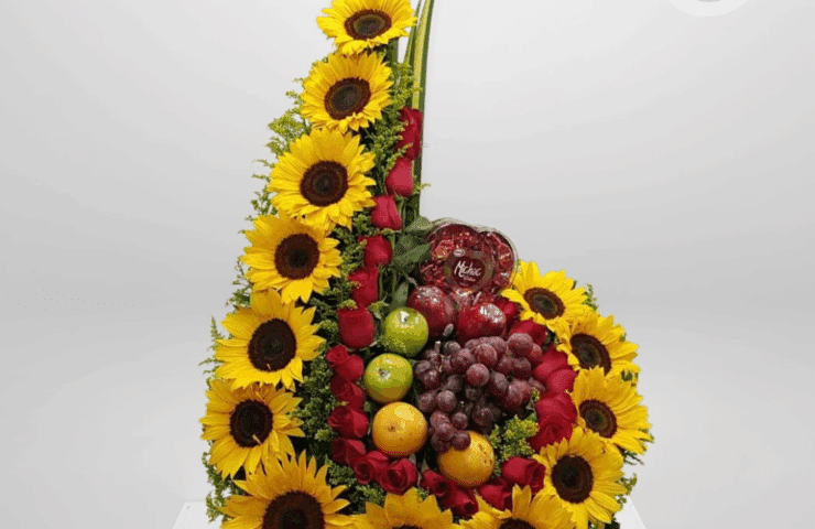Regala un hermoso Ramo de girasoles con frutas. Tenemos los arreglos hermosos para tu persona especial
