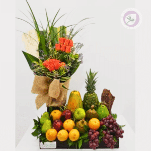 Regala un hermoso arreglo de rosas naranjas y frutas . Tenemos los arreglos hermosos para tu persona especial