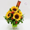 Regala un hermoso arreglo con girasoles y chocolate.  Tenemos los arreglos hermosos para tu persona especial. ¡Este 21 de septiembre sorprende con Flores Amarillas!