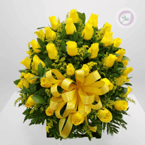 Regala un hermoso arreglo de rosas amarillas y moño decorativo. Tenemos los arreglos hermosos para tu persona especial.