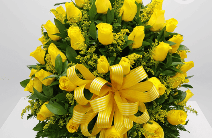 Regala un hermoso arreglo de rosas amarillas y moño decorativo. Tenemos los arreglos hermosos para tu persona especial.