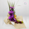 El arreglo floral de orquídea para regalar  con frutas combina la belleza exótica de las orquídeas con la frescura y el color natural de las frutas tropicales.