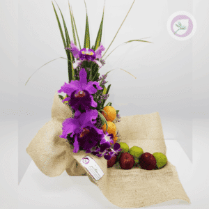 El arreglo floral de orquídea para regalar  con frutas combina la belleza exótica de las orquídeas con la frescura y el color natural de las frutas tropicales.