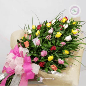 Ramillete de rosas preciosas para felicitar a tu ser querido – Ramillete de Rosas: Este arreglo será un gran detalle de cumpleaños o quince años que siempre recordará con cariño.