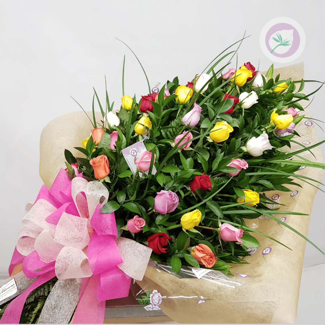 Ramillete de rosas preciosas para felicitar a tu ser querido  – Ramillete de Rosas: Este arreglo será un gran detalle de cumpleaños o quince años  que siempre recordará con cariño.