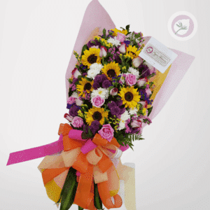 Ramillete de rosas flores primaverales para felicitar a tu ser querido  – Ramillete primaveral con girasoles, rosas y margaritas: Este arreglo será un gran detalle de cumpleaños o quince años  que siempre recordará con cariño.