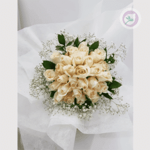El bouquet de rosas blancas es un símbolo de pureza, elegancia y amor sincero.